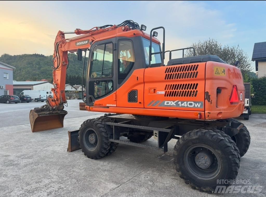 Doosan DX 140 W ホイール式油圧ショベル（パワーショベル・ユンボ・バックホー）