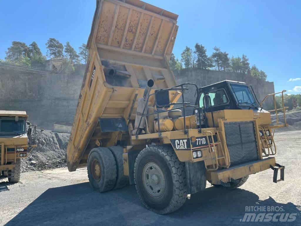 CAT 771D リジットフレーム式ダンプトラック
