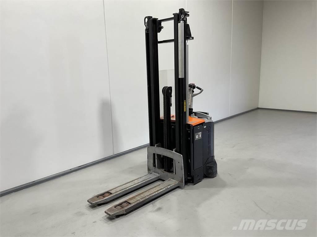 Rocla SP12ACI 自走式スタッカー