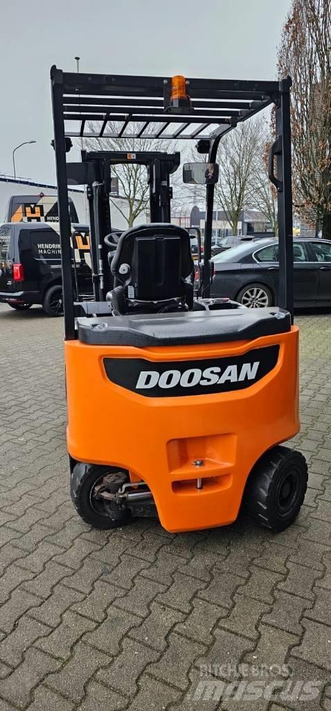 Doosan B 25 X-7 バッテリーフォークリフト