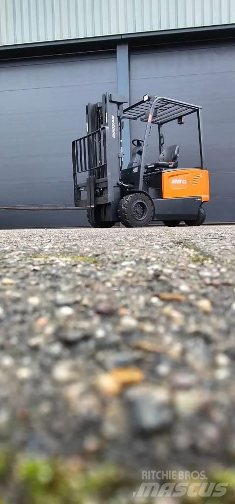 Doosan B 25 X-7 バッテリーフォークリフト
