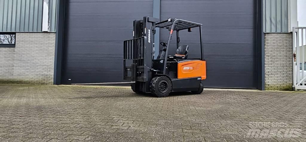 Doosan B 25 X-7 バッテリーフォークリフト