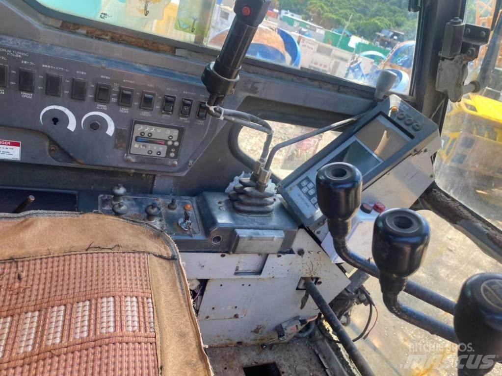 Kobelco CKE 2500 クローラクレーン