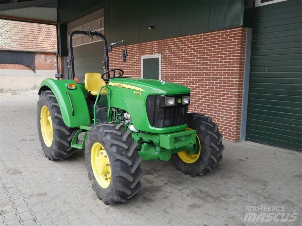 John Deere 5065E トラクター