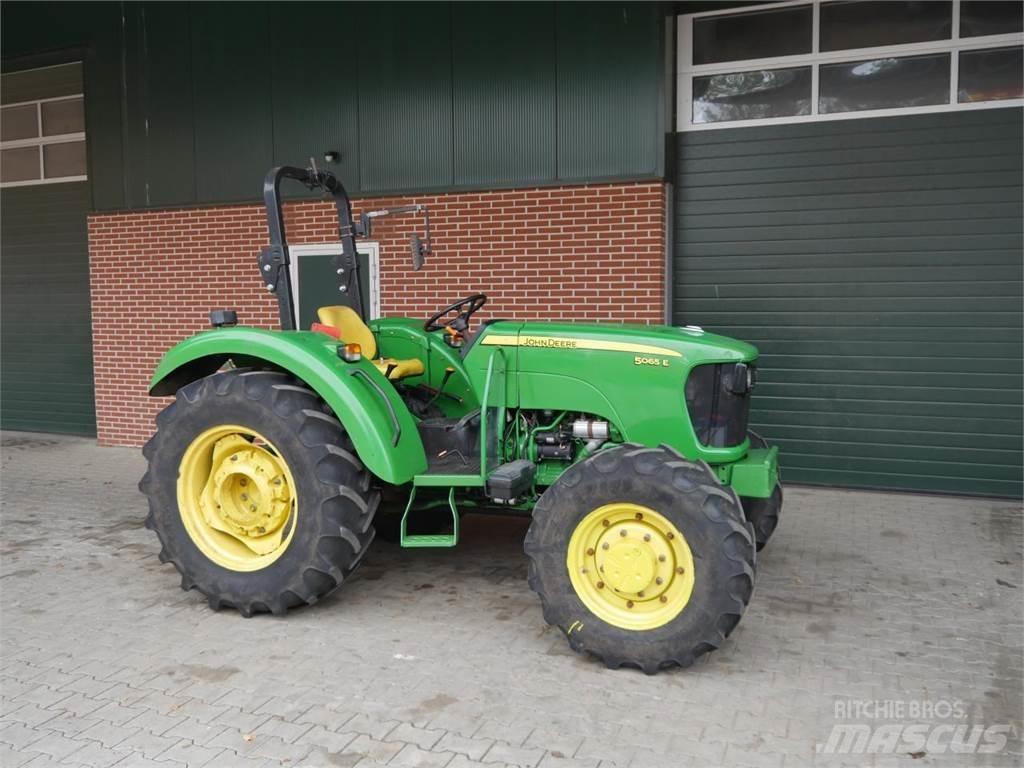 John Deere 5065E トラクター