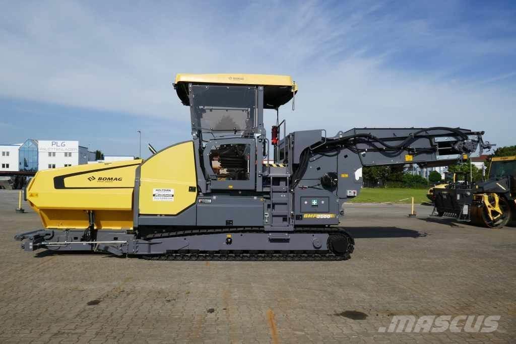 Bomag BMF 2500 M フィーダー