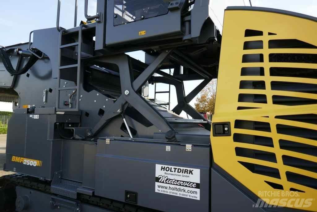 Bomag BMF 2500 M フィーダー