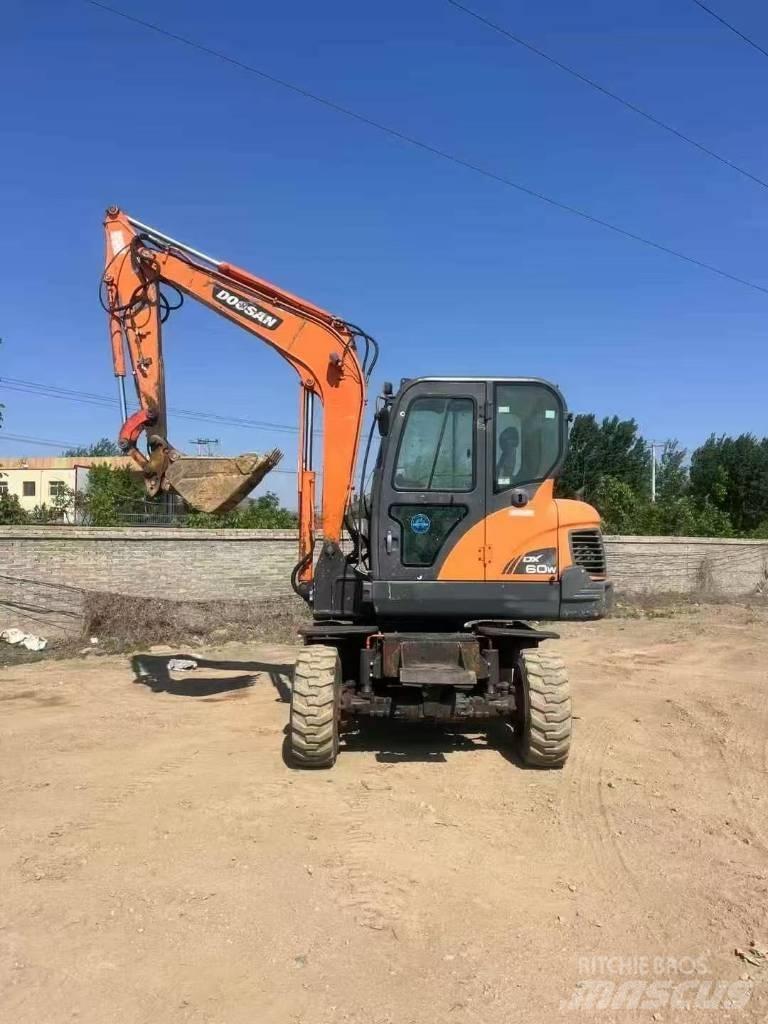 Doosan DX60W ホイール式油圧ショベル（パワーショベル・ユンボ・バックホー）