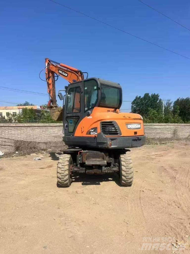 Doosan DX60W ホイール式油圧ショベル（パワーショベル・ユンボ・バックホー）
