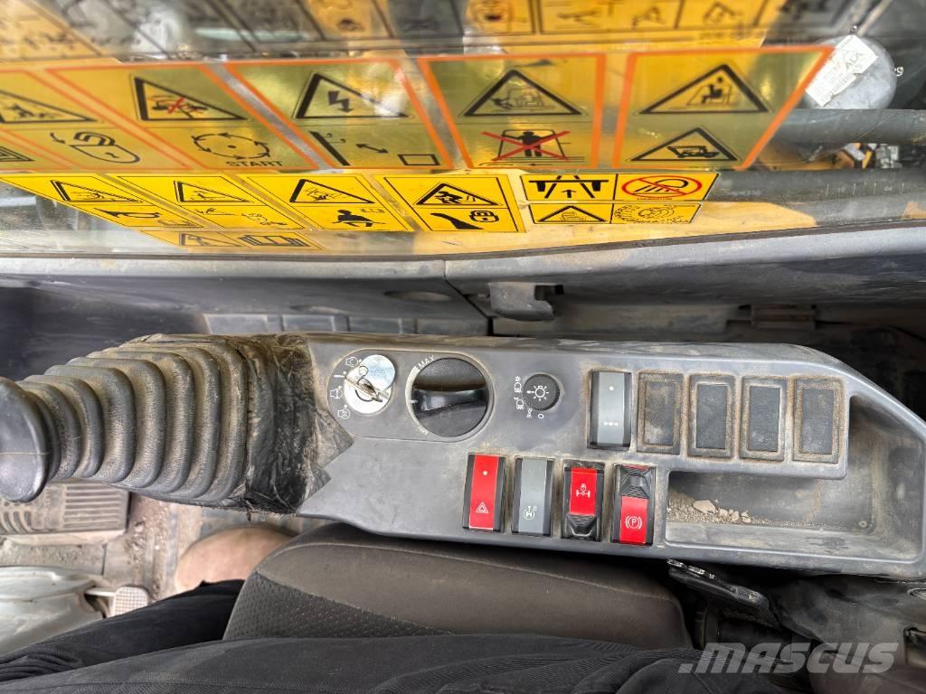 Komatsu PW148-11 ホイール式油圧ショベル（パワーショベル・ユンボ・バックホー）