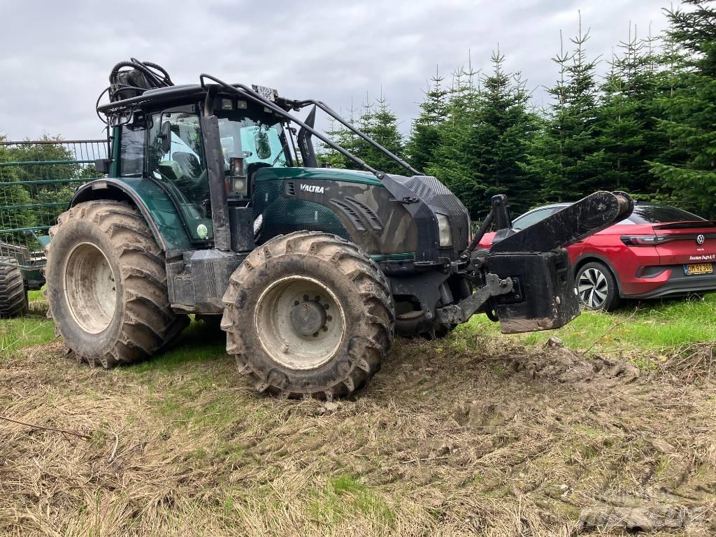 Valtra T 213 V 林業トラクター