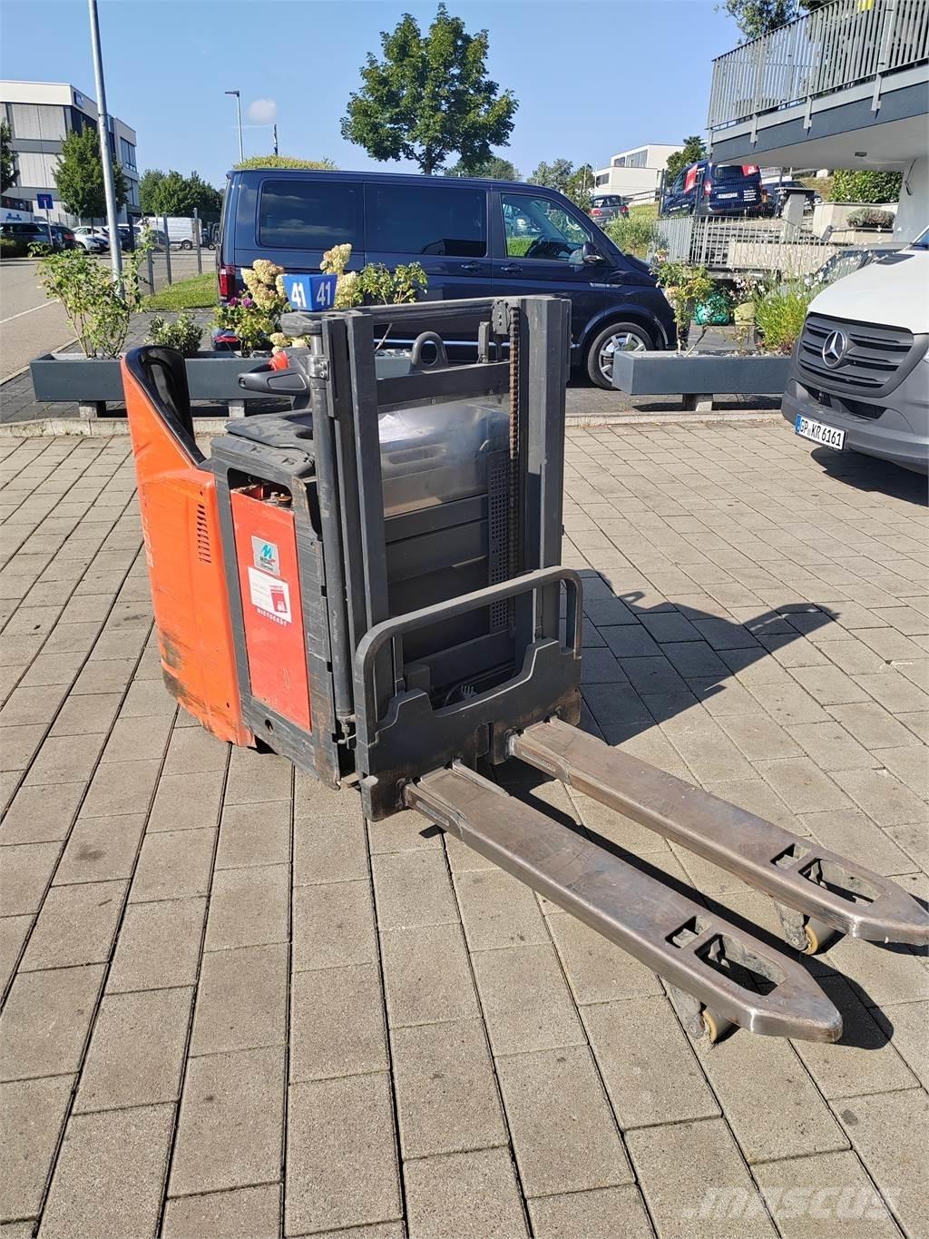 Linde L12 LHP SP 自走式スタッカー