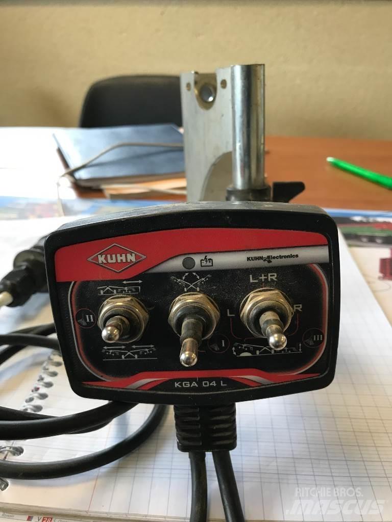 Kuhn GA 8830 ウィンドローア/レーキ