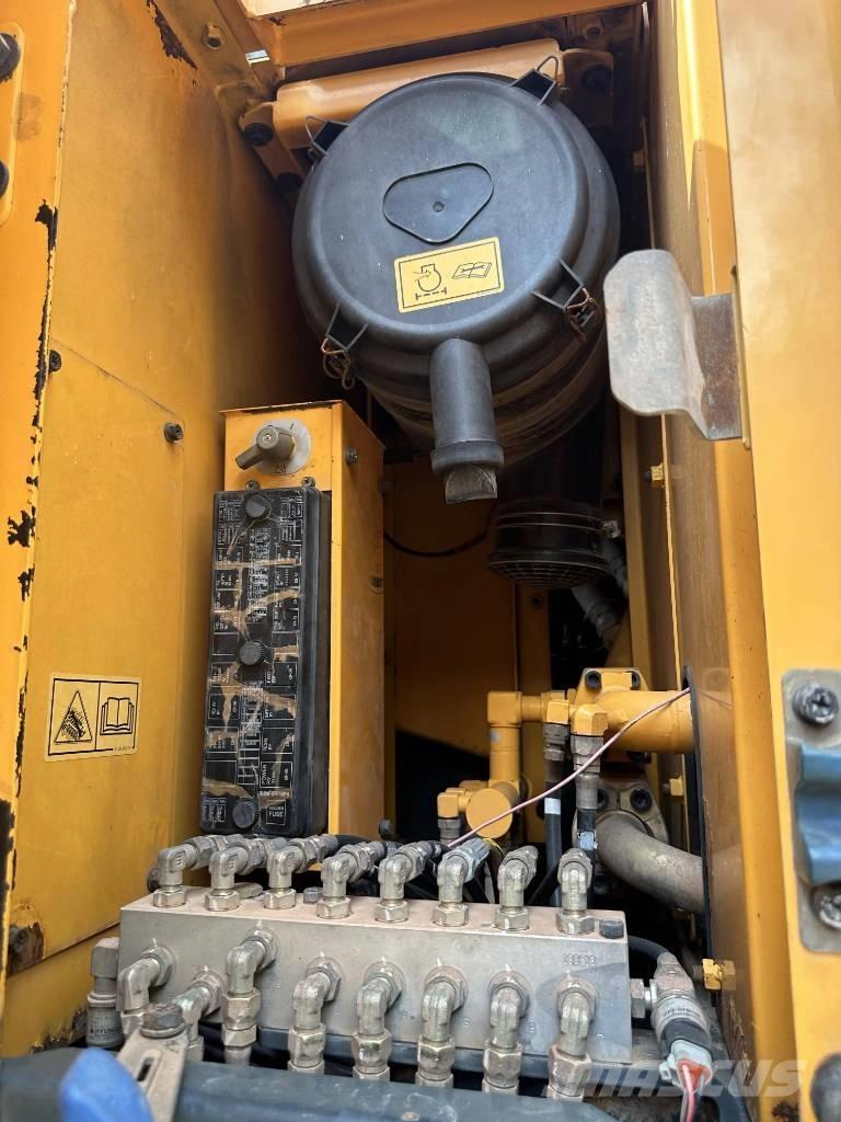 Hyundai R210W-9 ホイール式油圧ショベル（パワーショベル・ユンボ・バックホー）