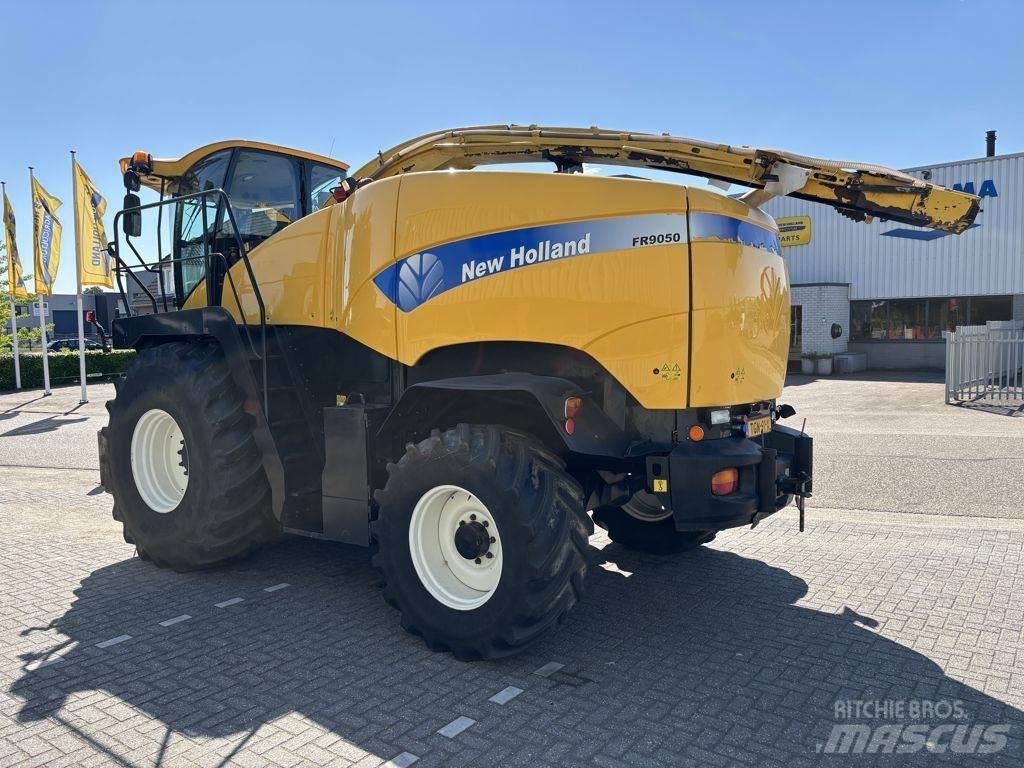 New Holland FR9050 自走式フォレージハーベスター