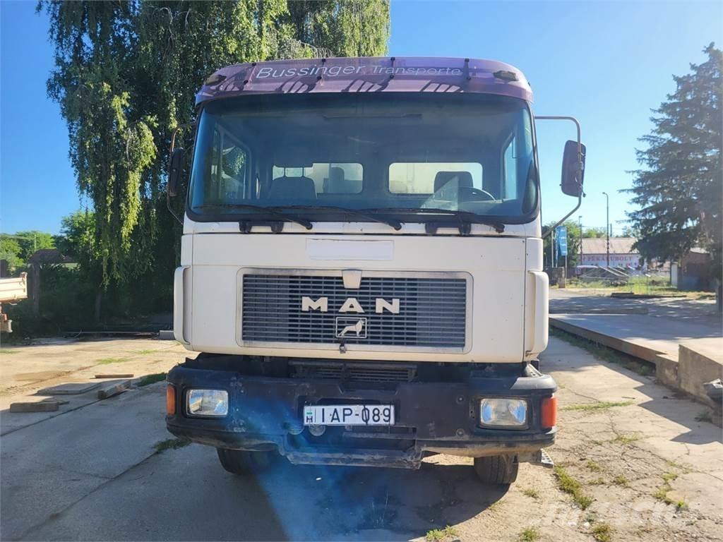 MAN 32.342 8X4 キャブ付きシャーシ