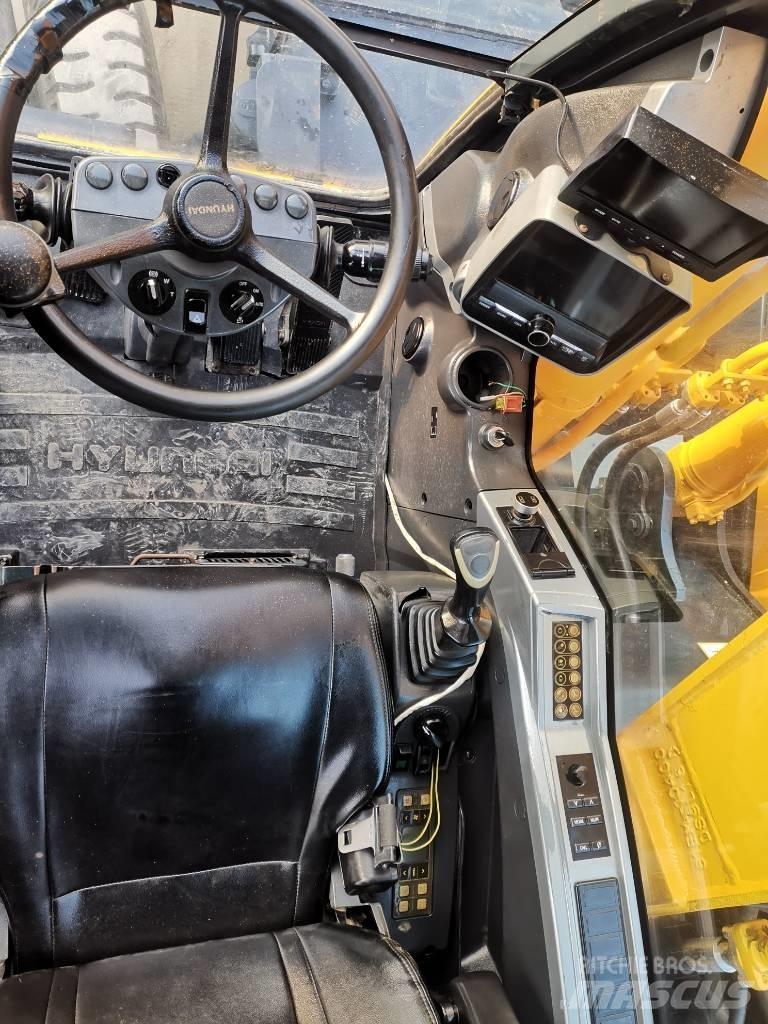 Hyundai R210W-9 ホイール式油圧ショベル（パワーショベル・ユンボ・バックホー）