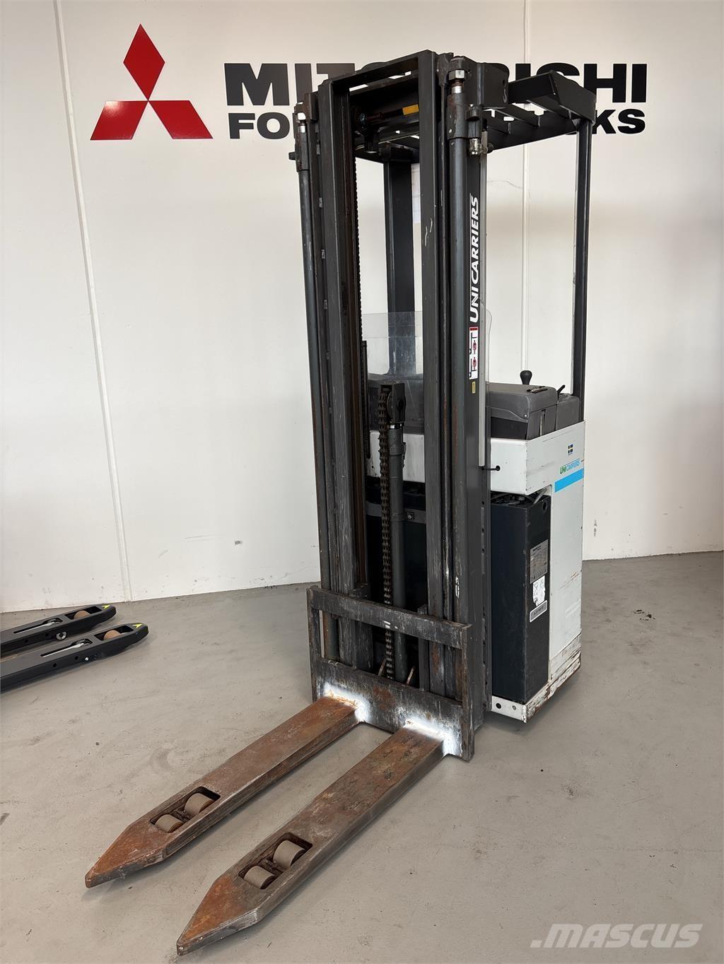 Atlet A160 自走式スタッカー