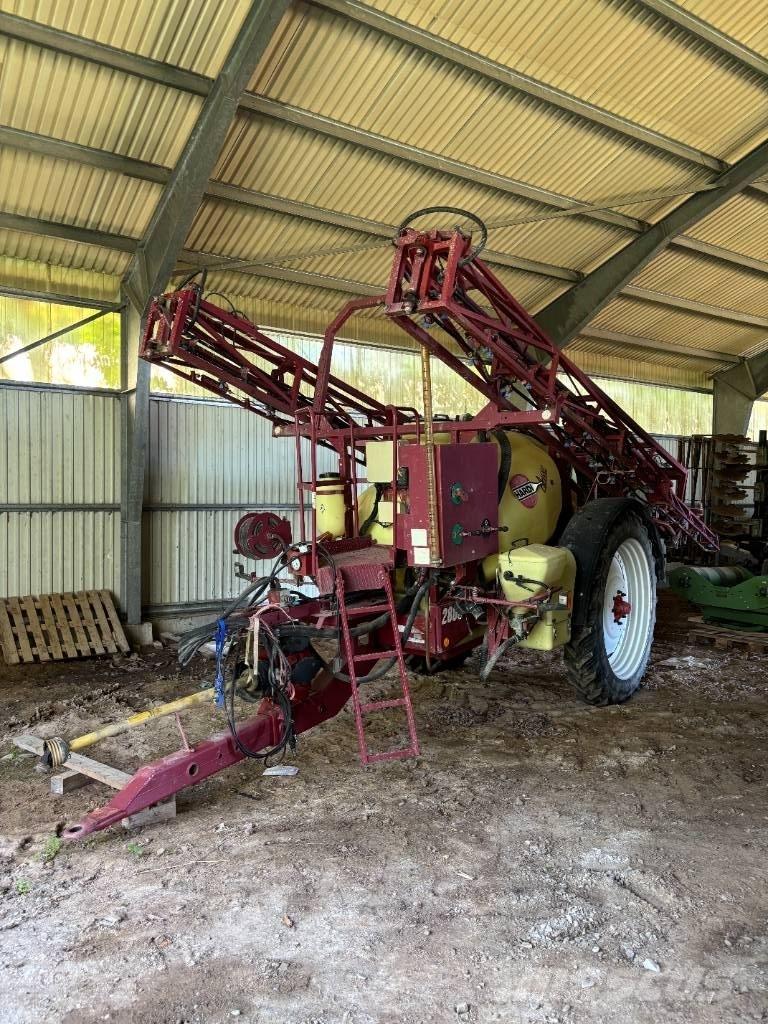Hardi 2800 牽引型スプレイヤー