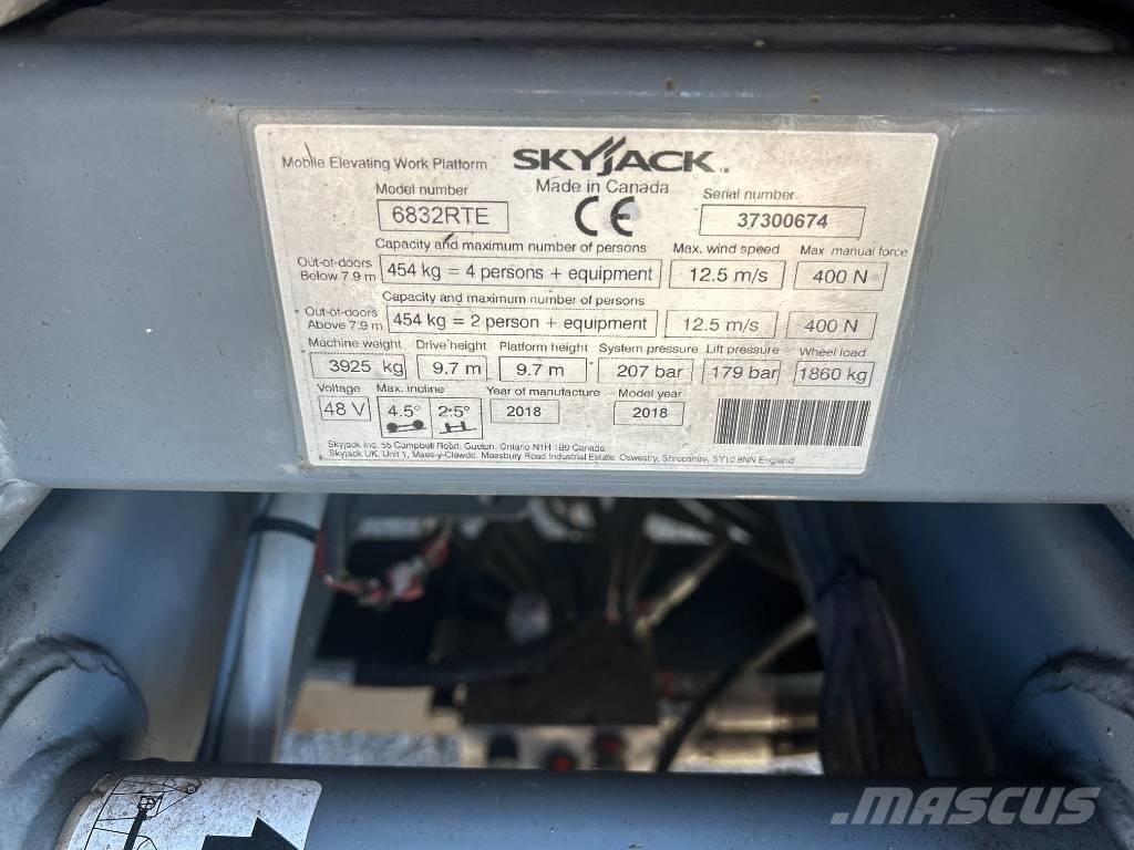 SkyJack SJ 6832 RTE シザースリフト
