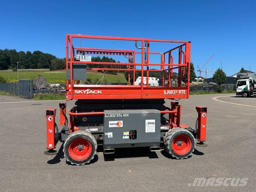 SkyJack SJ 6832 RTE シザースリフト