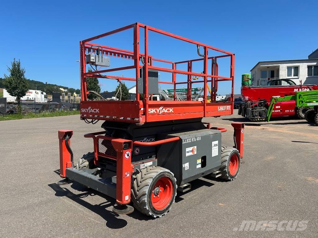 SkyJack SJ 6832 RTE シザースリフト