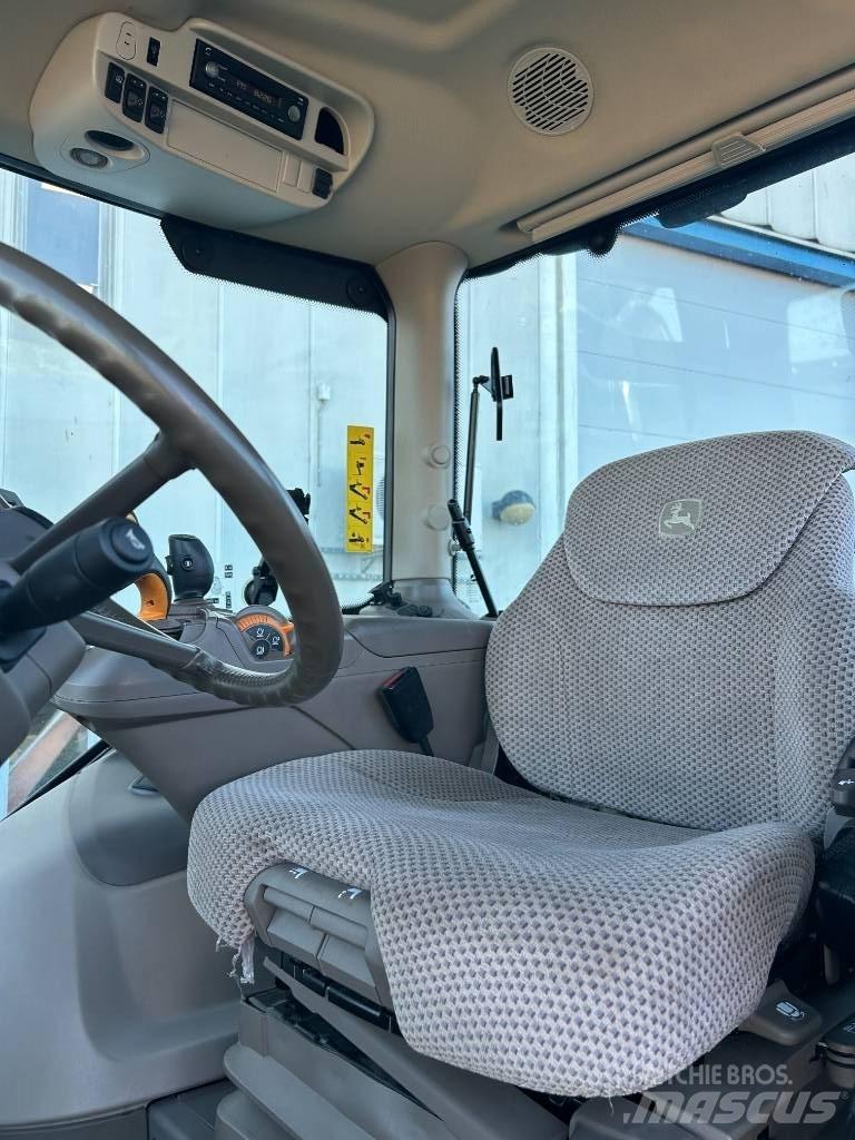 John Deere 6215 R トラクター