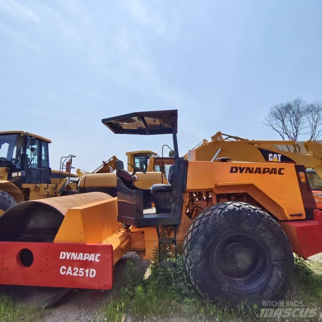 Dynapac CA251D 振動ローラ