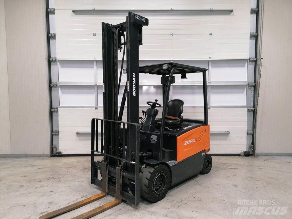 Doosan B25X-7 バッテリーフォークリフト