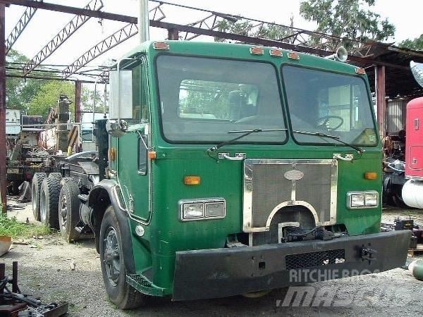 Peterbilt 320 キャブ付きシャーシ