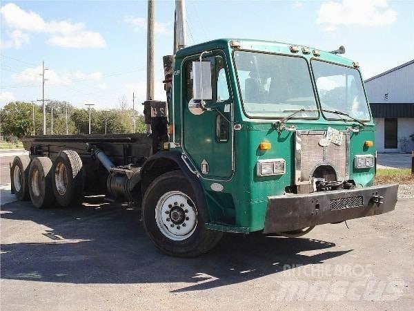Peterbilt 320 キャブ付きシャーシ