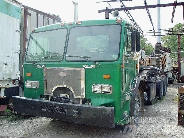 Peterbilt 320 キャブ付きシャーシ
