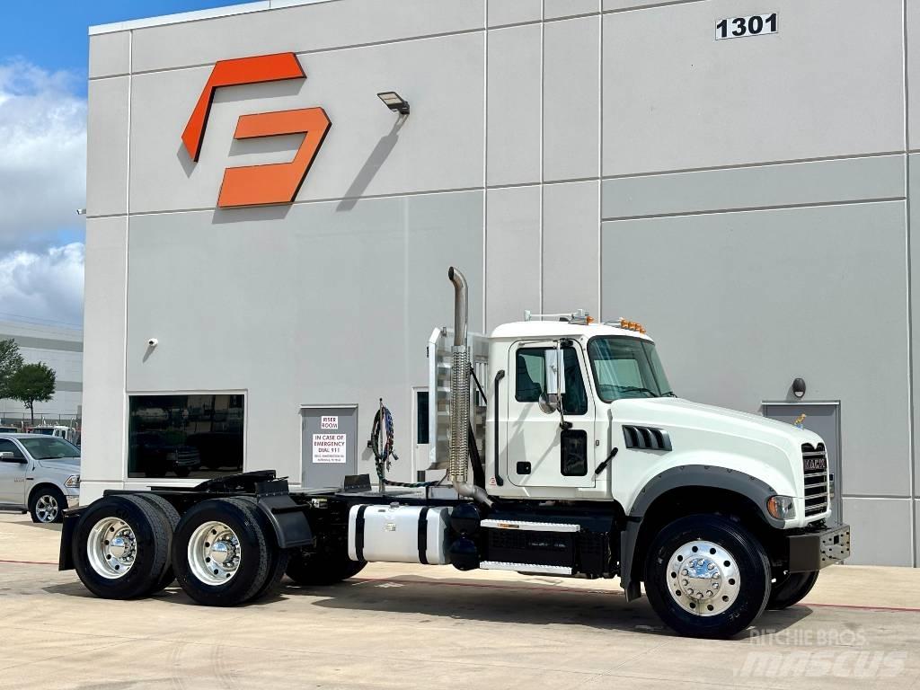 Mack Granite 中古トラクターヘッド | トレーラーヘッド