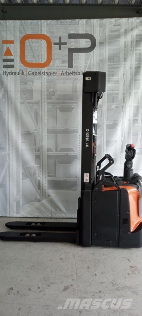 Toyota SPE160L 自走式スタッカー