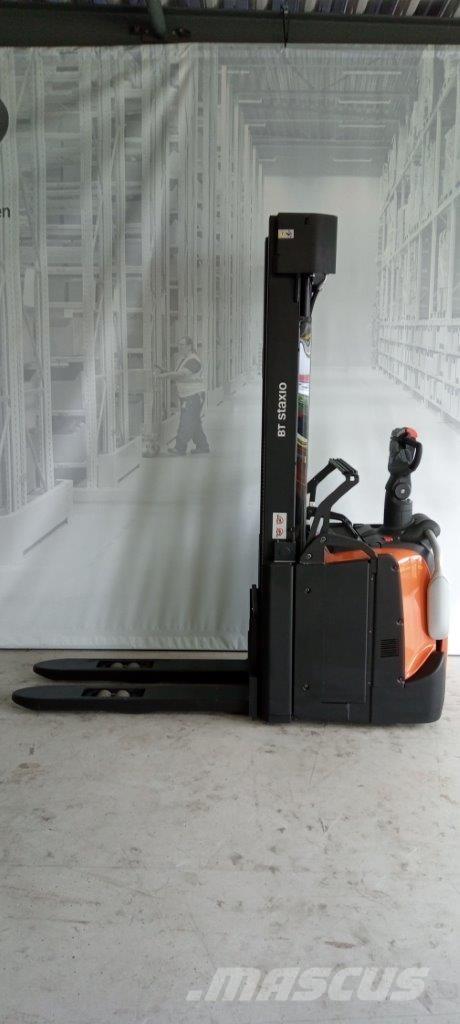 Toyota SPE160L 自走式スタッカー