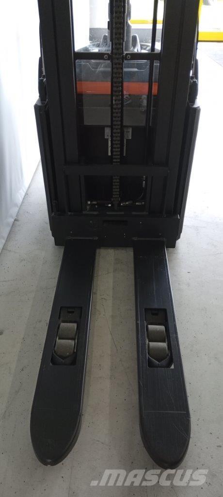 Toyota SPE160L 自走式スタッカー