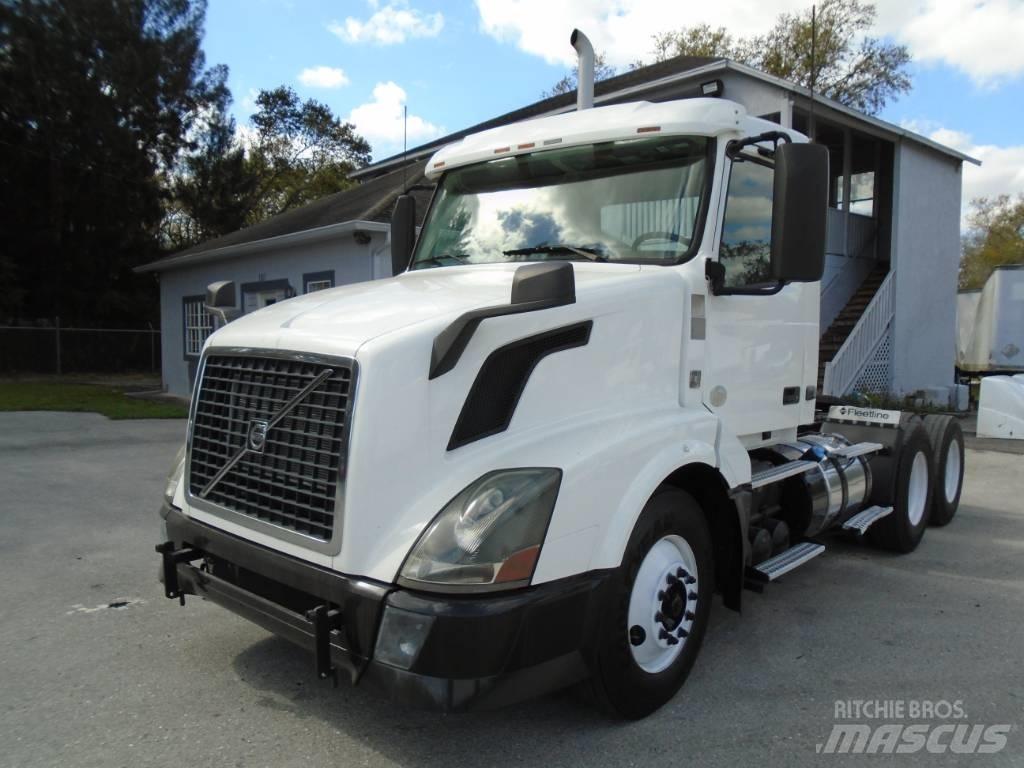 Volvo VNL 64 300 中古トラクターヘッド | トレーラーヘッド