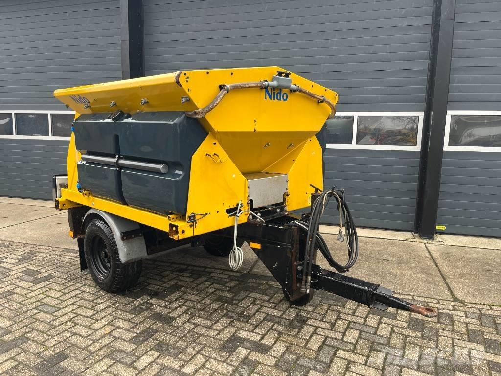 Nido Stratos 砂と塩撒き専用車