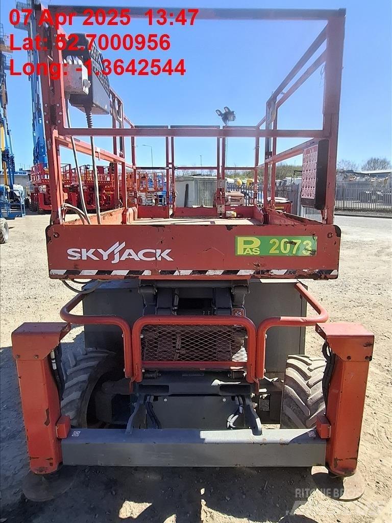 SkyJack SJ 6832 RT シザースリフト