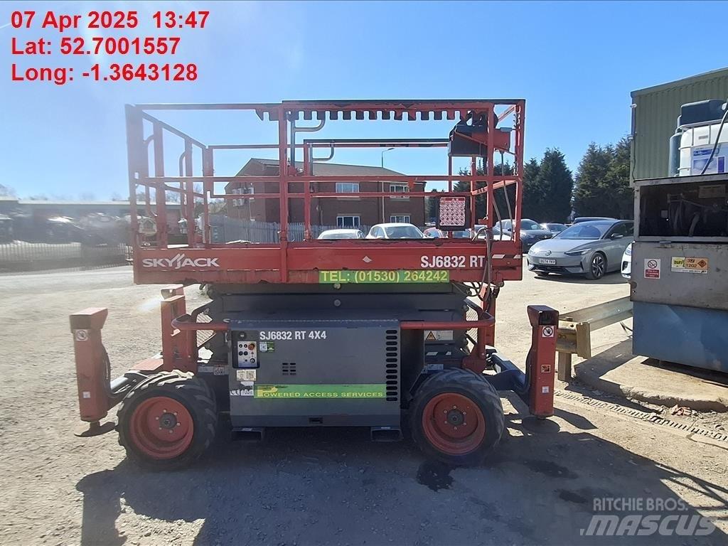 SkyJack SJ 6832 RT シザースリフト
