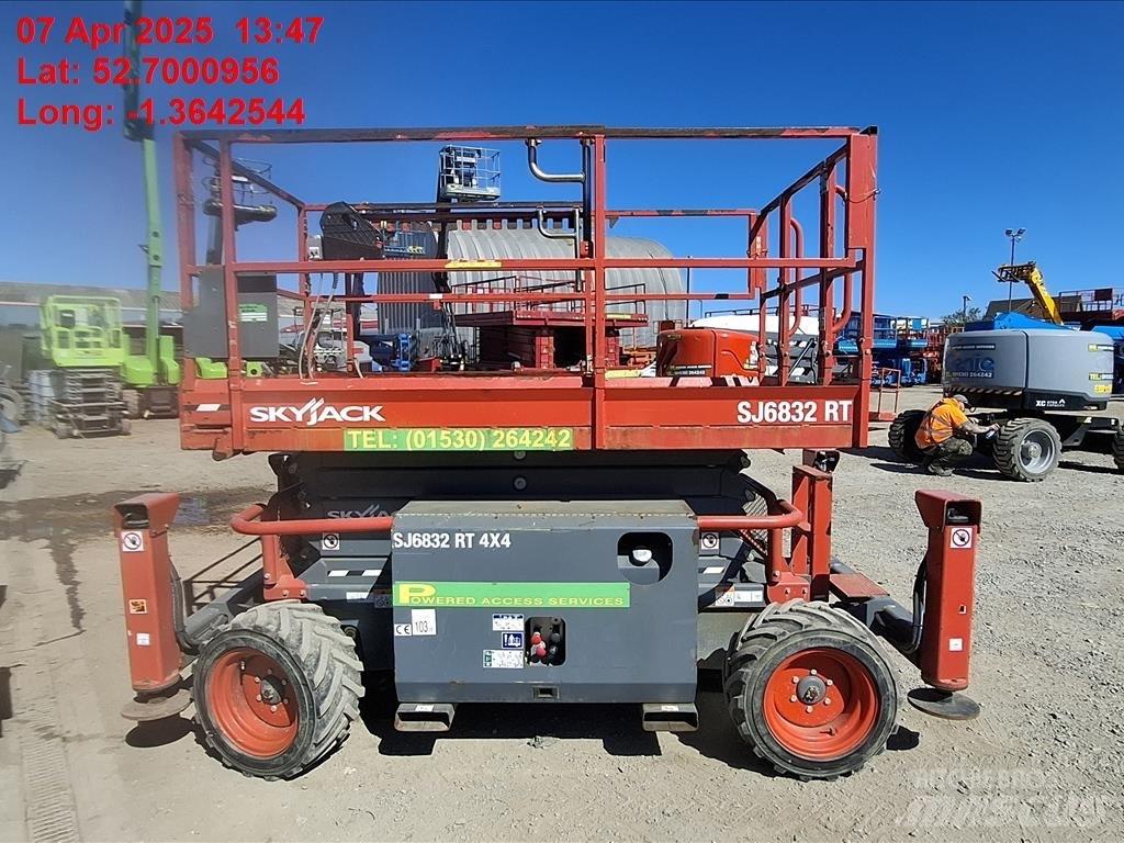 SkyJack SJ 6832 RT シザースリフト