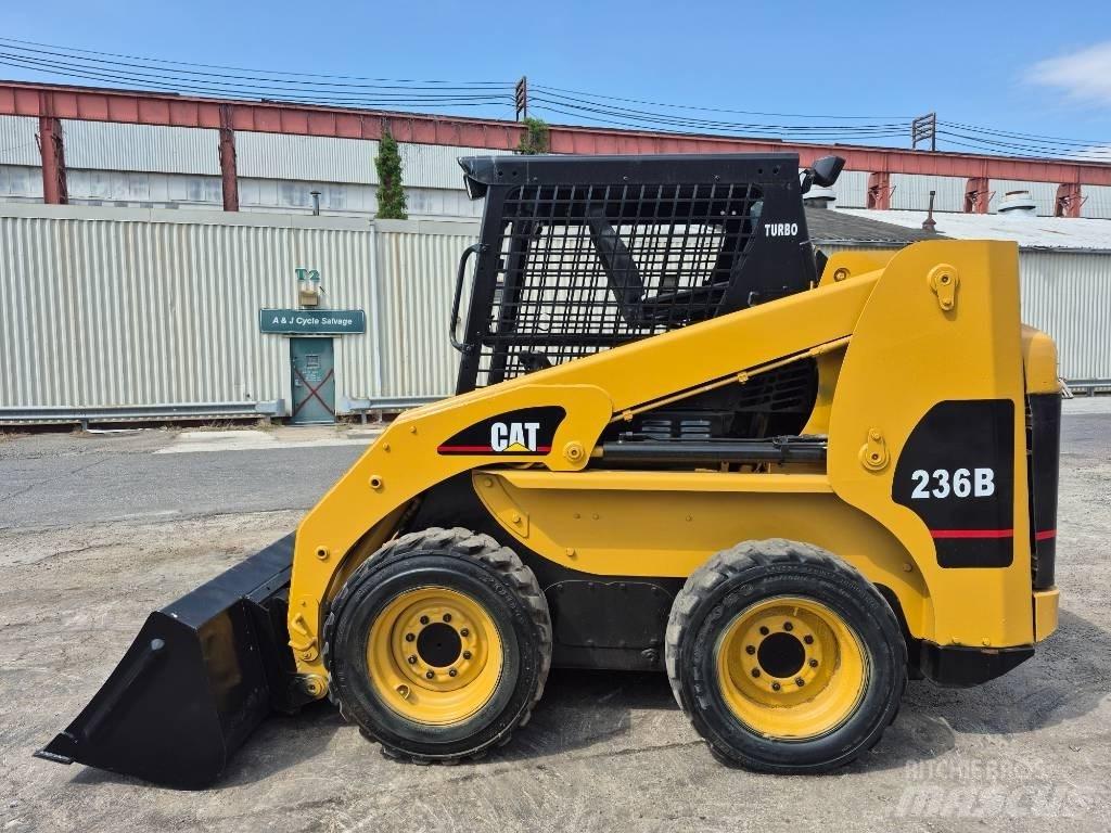 CAT 236 B スキッドステアローダー