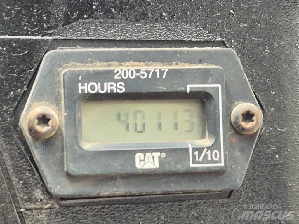 CAT 236 B スキッドステアローダー