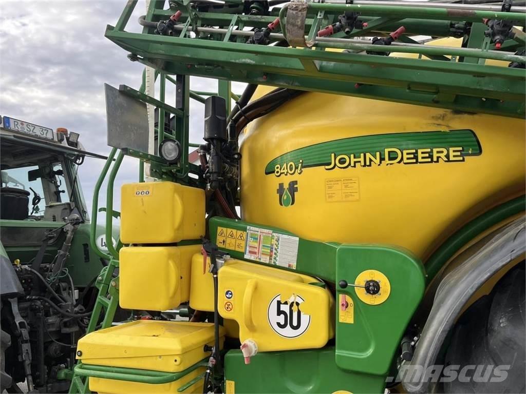John Deere 840 TF 牽引型スプレイヤー