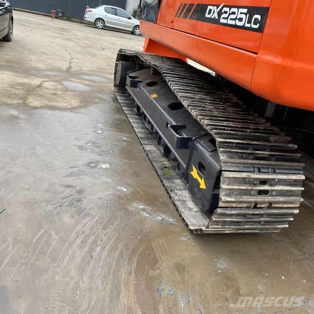 Doosan DX 225 LC 大型油圧ショベル12t以上（パワーショベル・ユンボ）