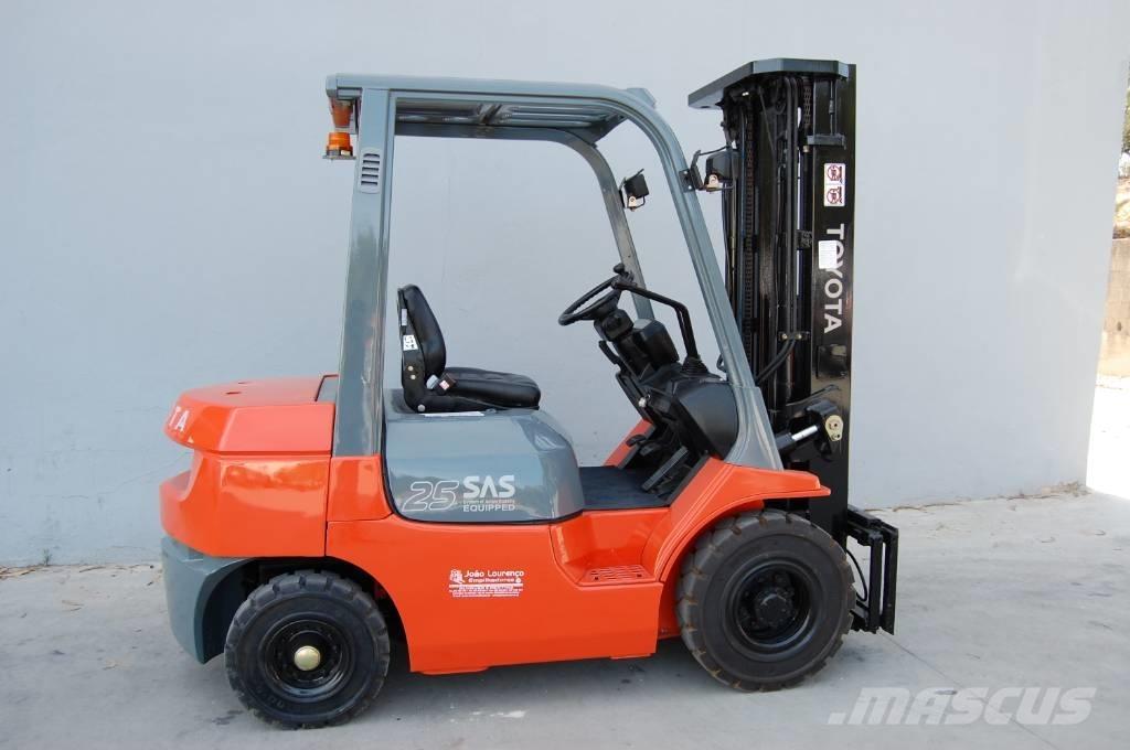 Toyota 7 FD 25 ディーゼル・軽油