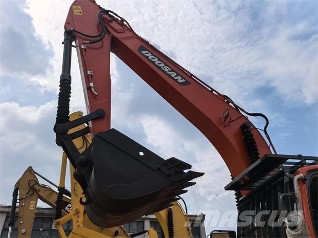 Doosan DX 225 LC 大型油圧ショベル12t以上（パワーショベル・ユンボ）