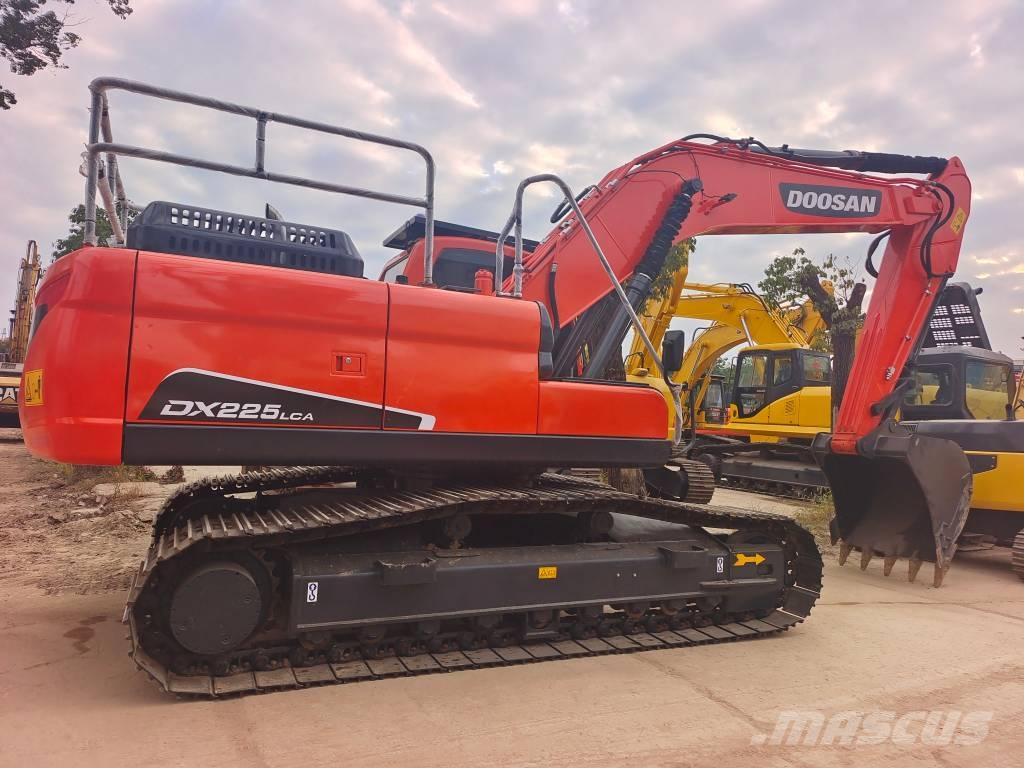 Doosan DX 225 LC 大型油圧ショベル12t以上（パワーショベル・ユンボ）
