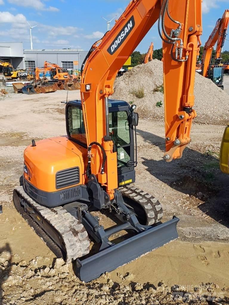 Doosan DX 85 R-3 中型油圧ショベル 7ｔ-12ｔ（ユンボ・パワーショベル・バックホー）