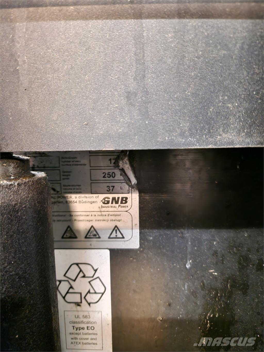 Toyota SPE120L 自走式スタッカー